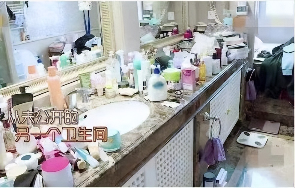 衣服鞋子满天飞,衣服鞋子堆积满地