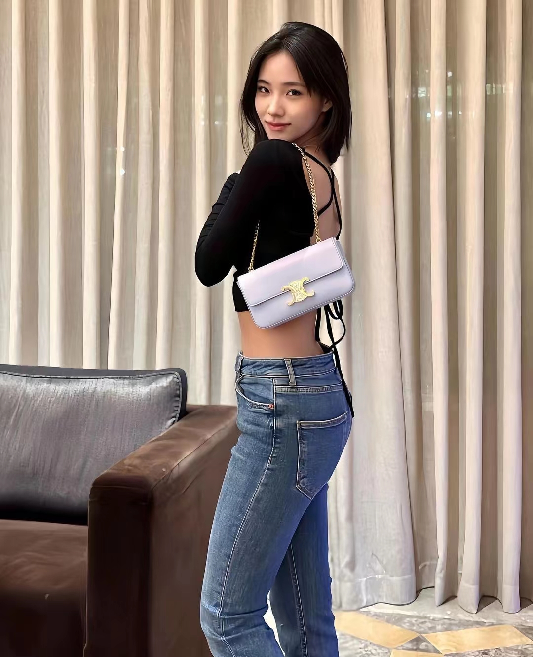 小s拿着勺子穿红衣广告照,小s二女儿新广告