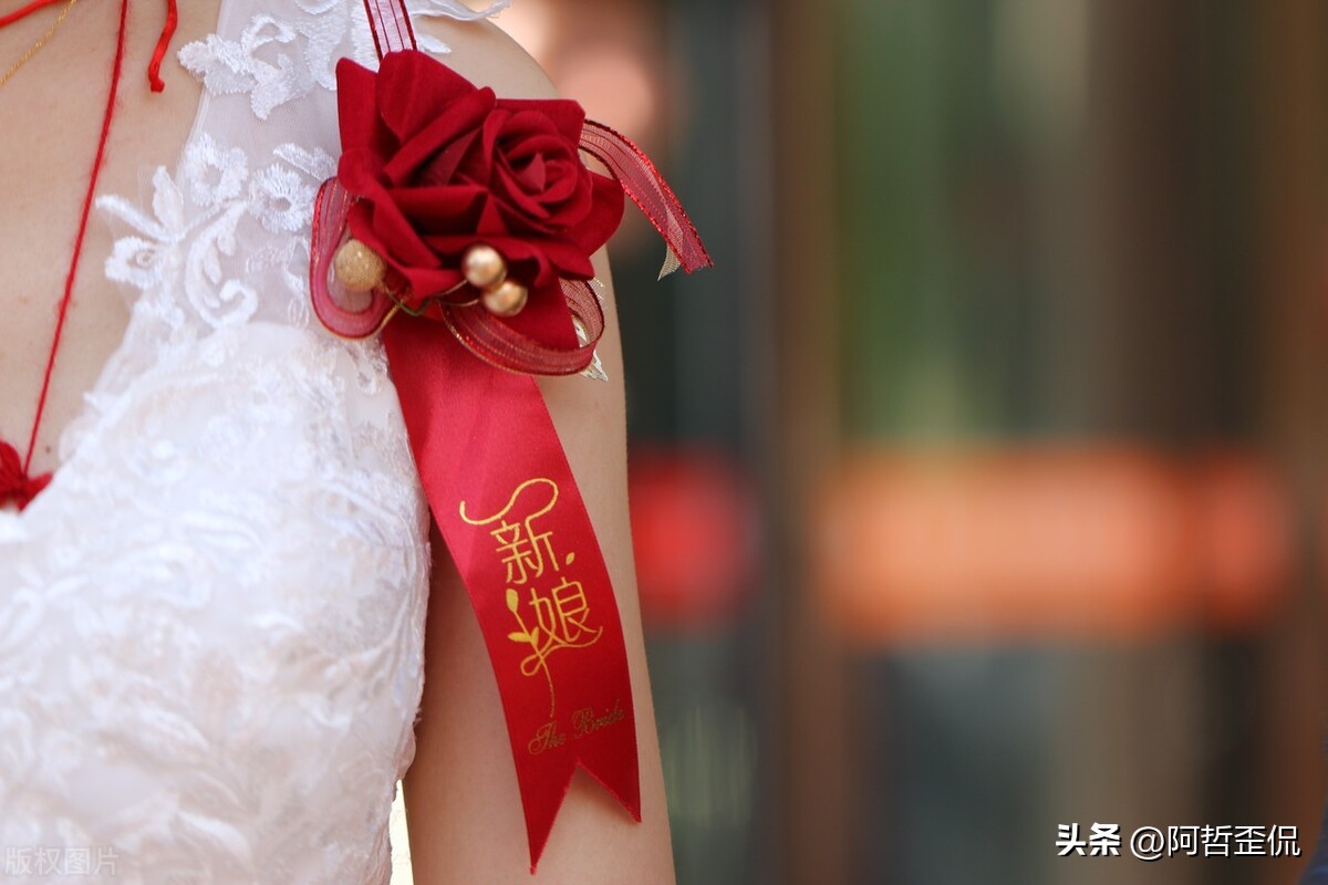 婚礼上给亲戚发200的烟遭嫌弃，新郎直接怼道：你随礼了吗？