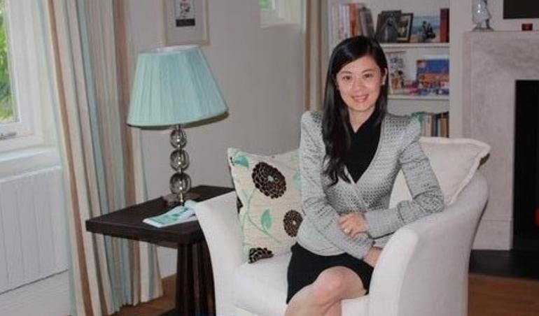 鍓嶅ぎ瑙嗗コ涓绘寔鏇濆厜璺ㄥ浗濠氬Щ,澶涓绘寔浜哄拰鍓嶅か绂诲鍚庣殑鐓х墖