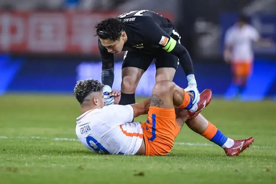 山东泰山迎战上海海港首发,山东泰山战胜上海海港队