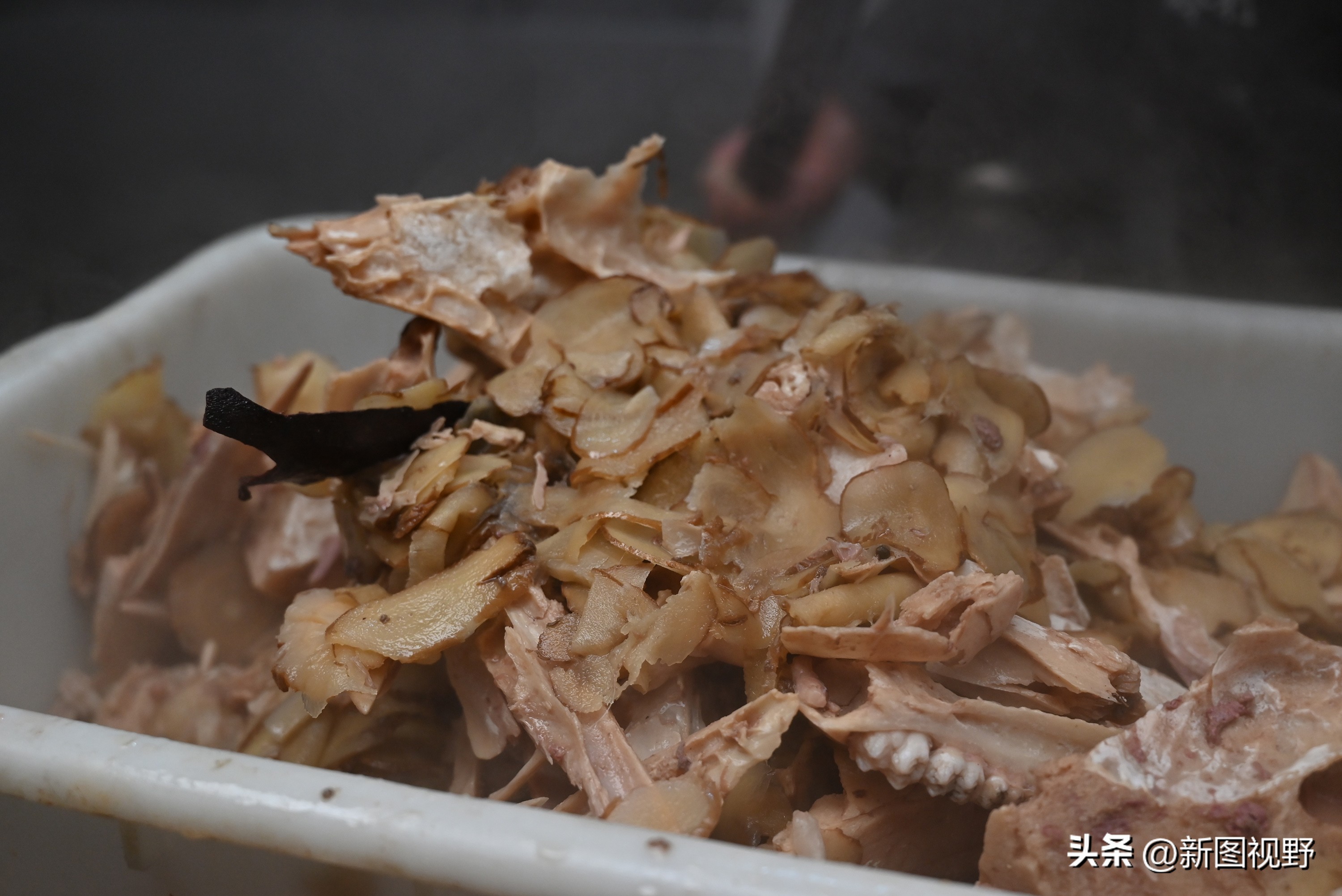 农村夫妻秘制“下酒菜”，4个月卖掉5000多个猪头，进账100多万元