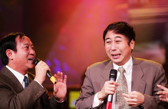 牛群和冯巩晚年见面,牛群辞官