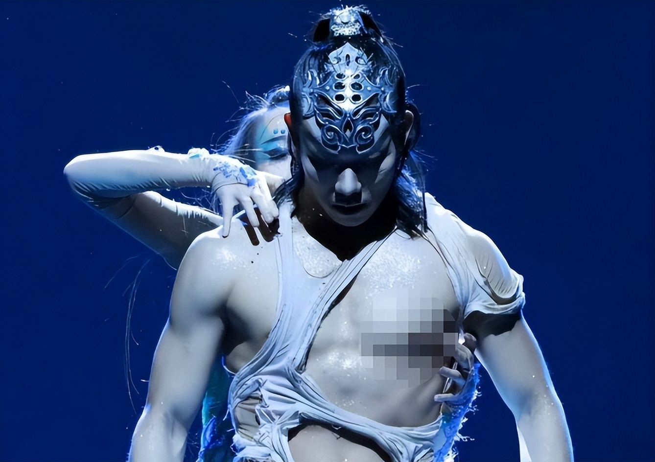 “裸体”艺术，64岁杨丽萍的孔雀舞，真的不是在公开耍流氓？