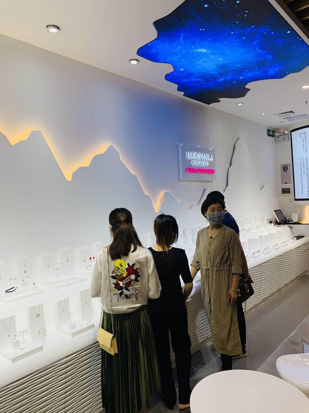 送女友潘多拉还是施华洛世奇,女朋友收到施华洛世奇