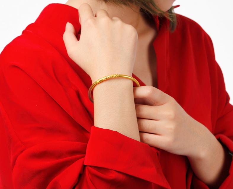 现在一个黄金手镯大概多少钱,一个黄金手镯要多少钱