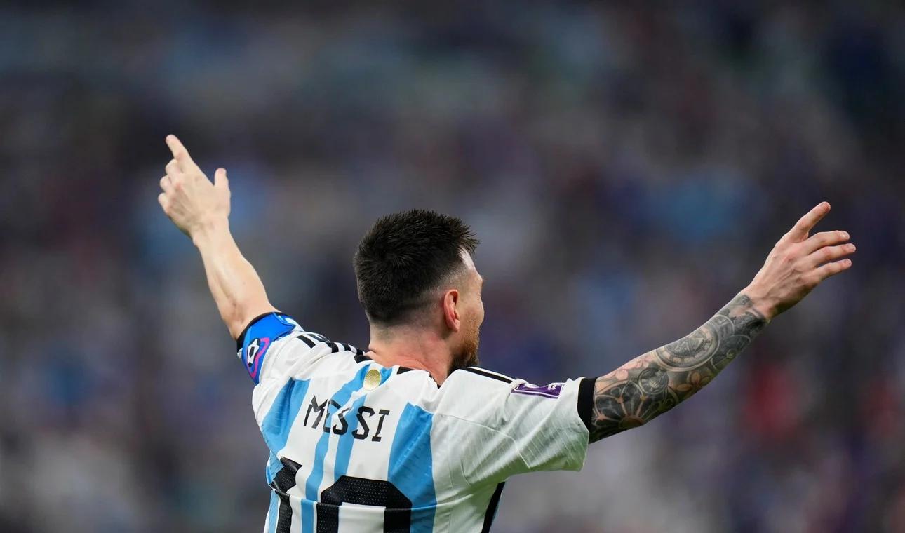 姆巴佩梅西内马尔一起踢球,对手分析梅西