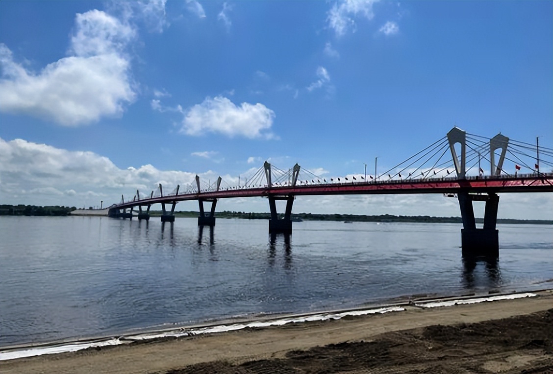 黑龙江的另一边，俄罗斯主动要求建桥，20年不到，形势已经逆转