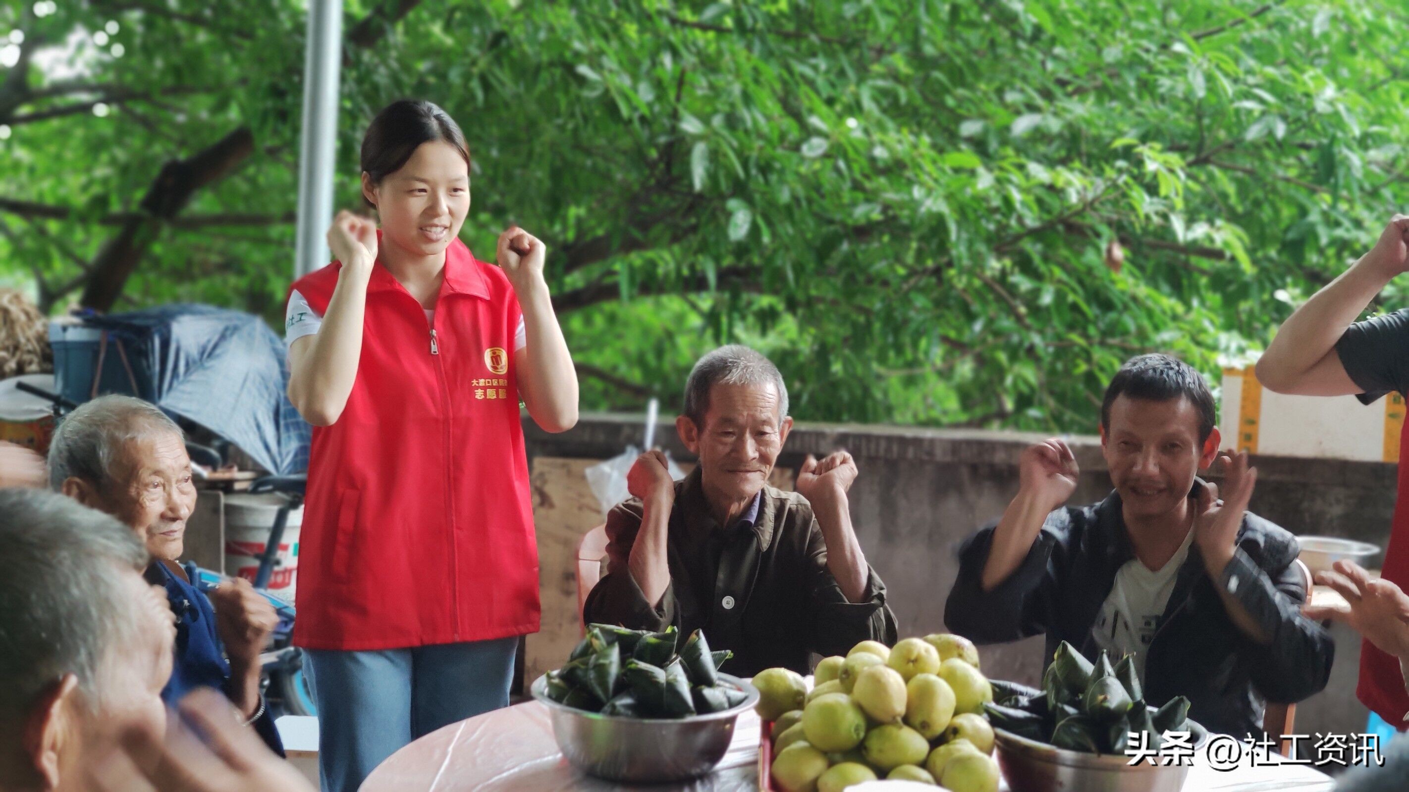 社区包粽子慰问独居老人,端午节包粽子到养老院慰问老人