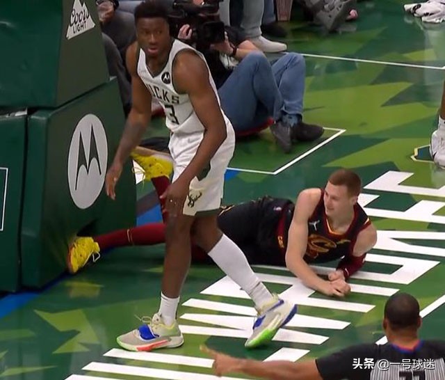 字母哥被误伤视频,考辛斯44分24篮板10助攻集锦