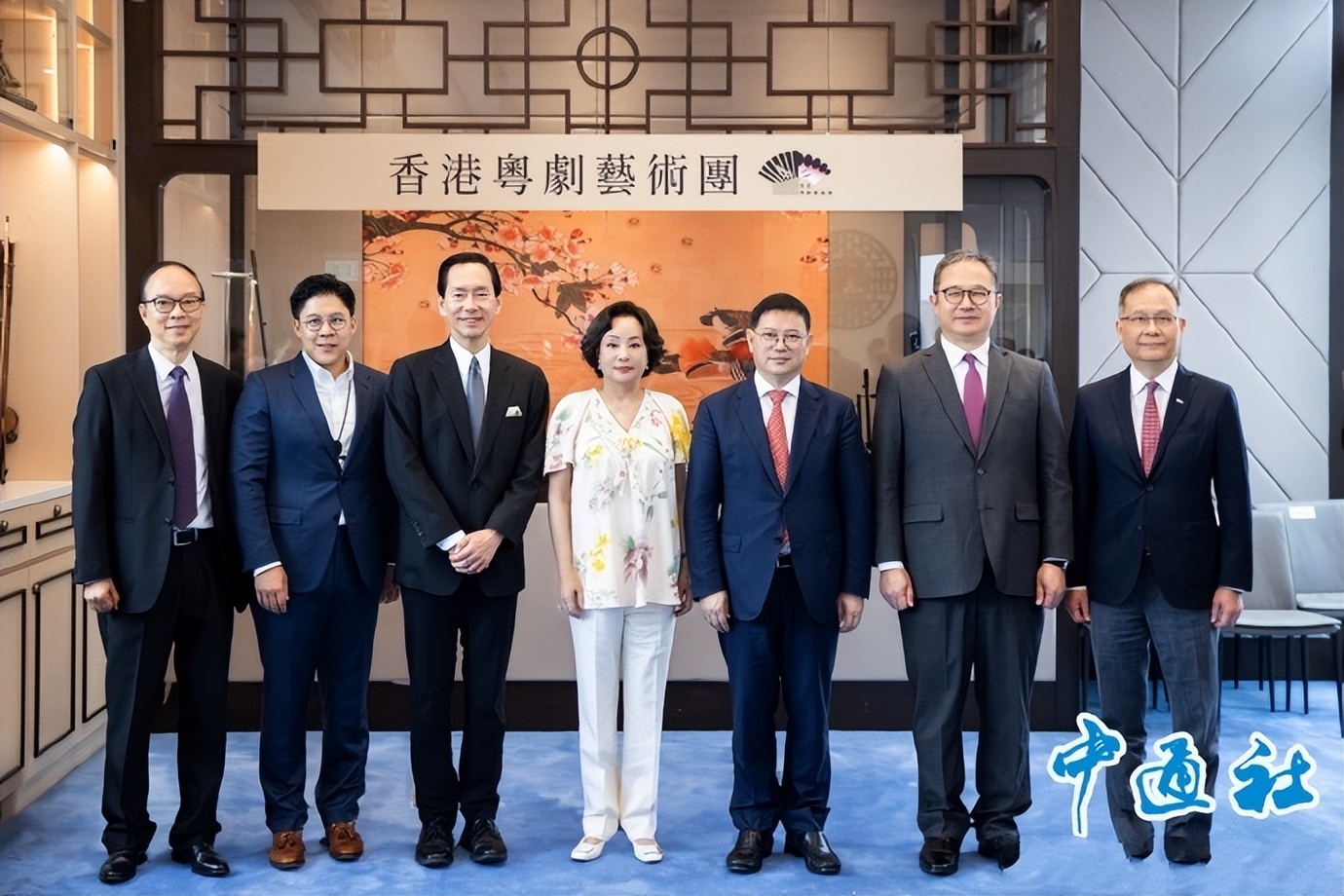 霍启刚郭晶晶看粤剧完整版,赌王带三太参加活动