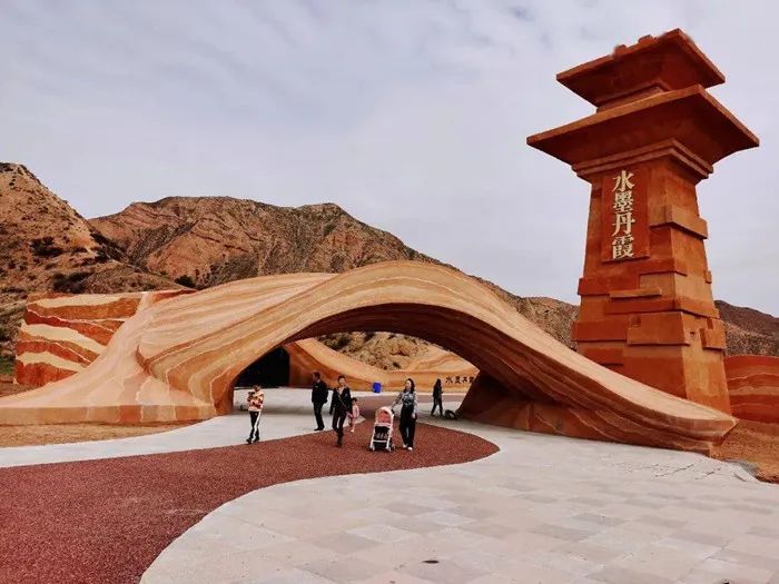 沉浸式现代夯土墙体验,现代新型夯土墙室内设计