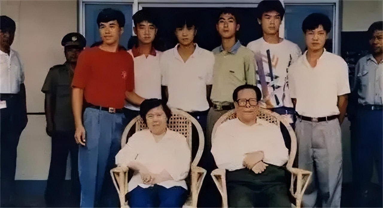 江*民泽**妹妹泽慧回忆兄长恋爱：*冶坪王**文静含蓄，与兄长性格互补