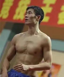 马龙夺冠时张继科和许昕的反应,中国乒乓球马龙和许昕谁强