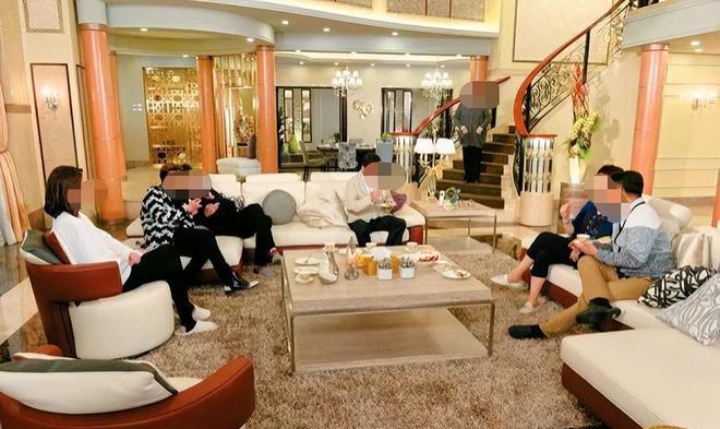 一名男子在海鲜市场买海螺，回家清理的时候发现包里有一个密封圈