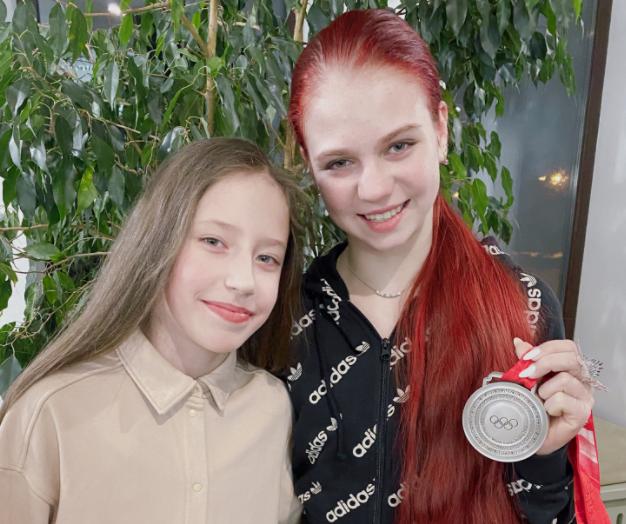 莎莎回家乡，人人都爱银牌！K宝收巨大花篮，千金童年萌照曝光