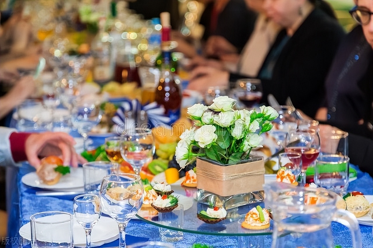 婚宴宴席上敬酒有什么禁忌,婚宴上敬酒的正确方法