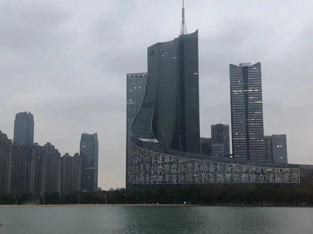 秋染天鹅湖，尽赏秋之裳