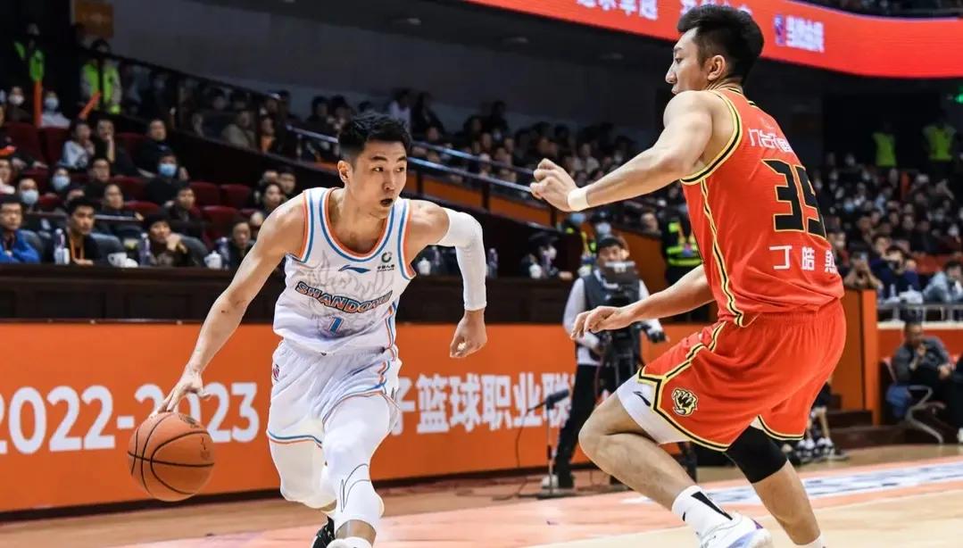 广东赢江苏亏大了，首钢证明外教就是灵，王晗情绪失控和队员冲突