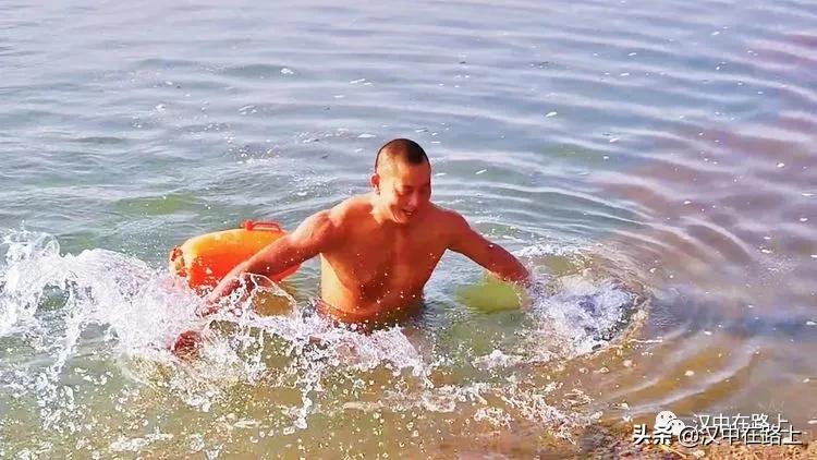 冬泳爱好者低温中畅游泳,冬泳爱好者激情畅游越冷越泳