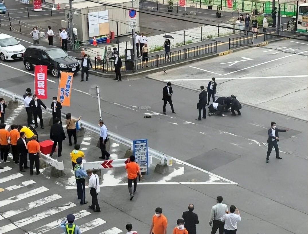 安倍遇刺现场保镖举动引关注,安倍遇刺新闻评述