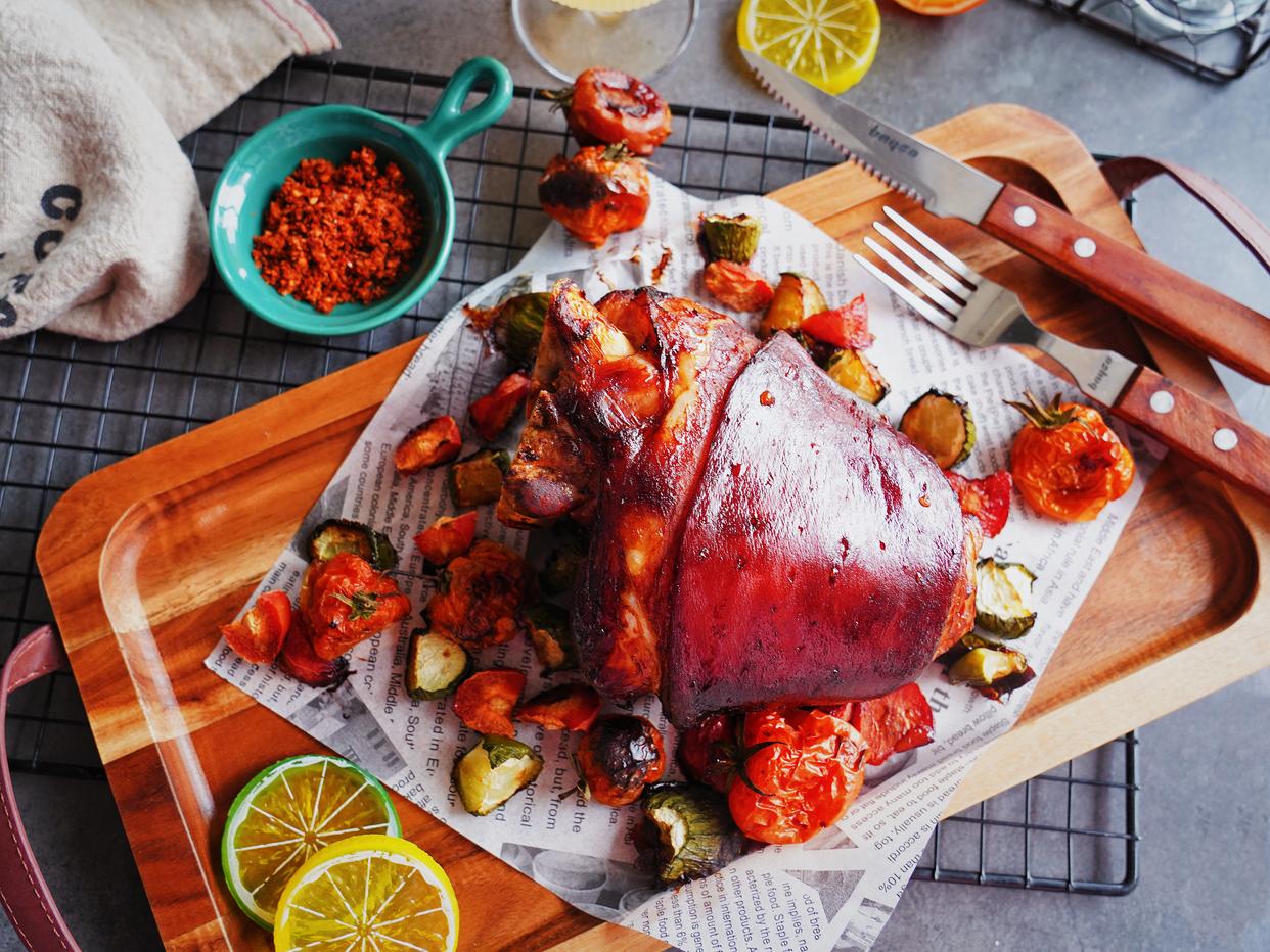 秘制卤烤软糯猪手,德国咸脆猪手如何烤才皮脆