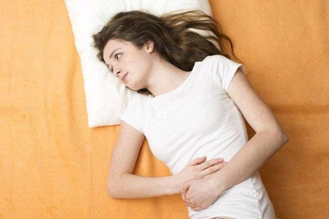 为什么月经过后会出现褐色血,月经刚结束褐色分泌物肚子下坠疼