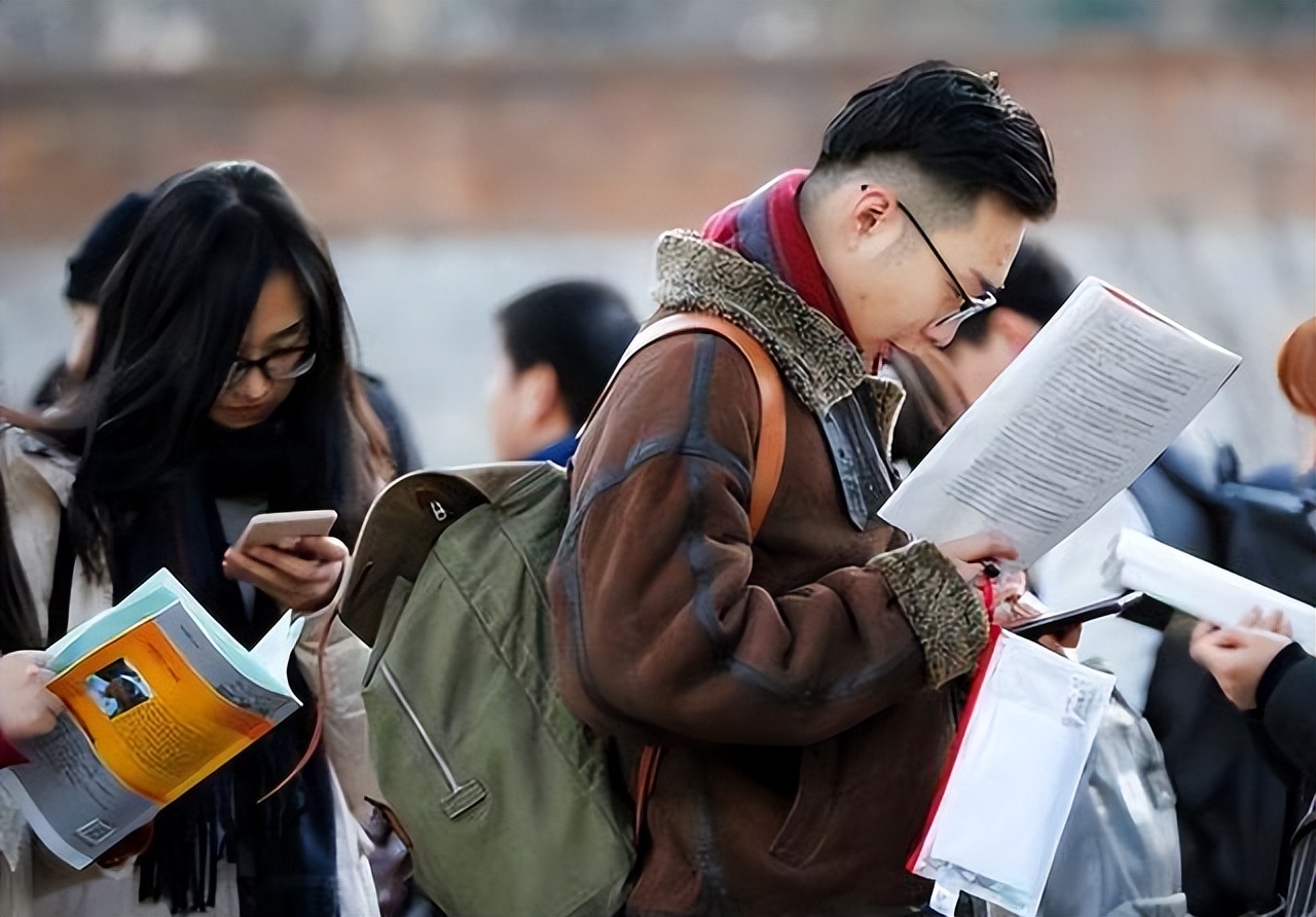 军队文职冷门专业报考的人多吗,为什么军队文职冷门却高薪