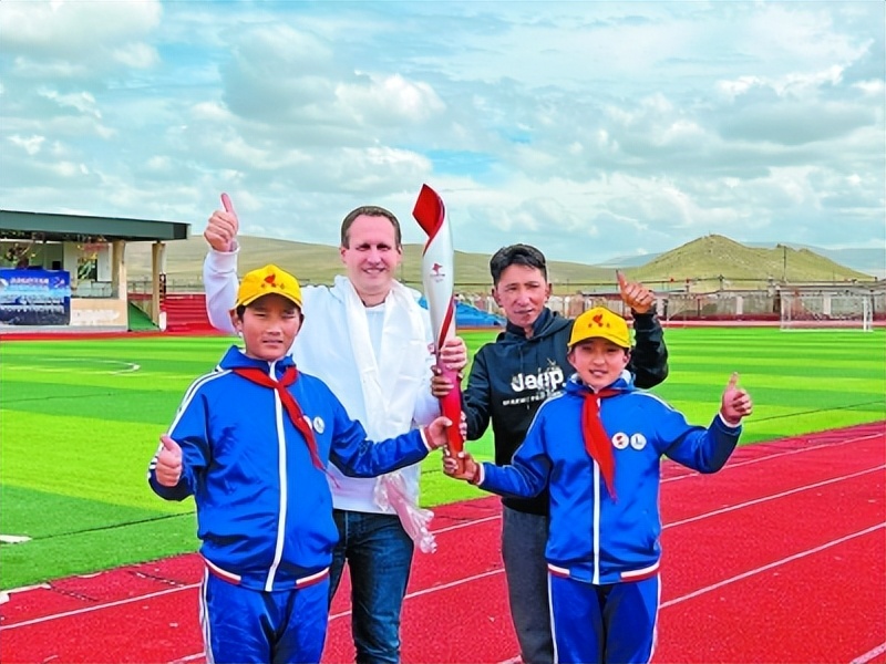 这个夏天，火炬手吉尔姆来到班戈小学