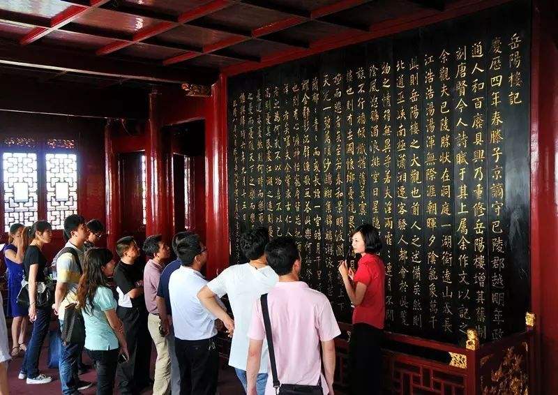 岳阳楼记中最有名的诗句,诗仙和诗圣对决岳阳楼