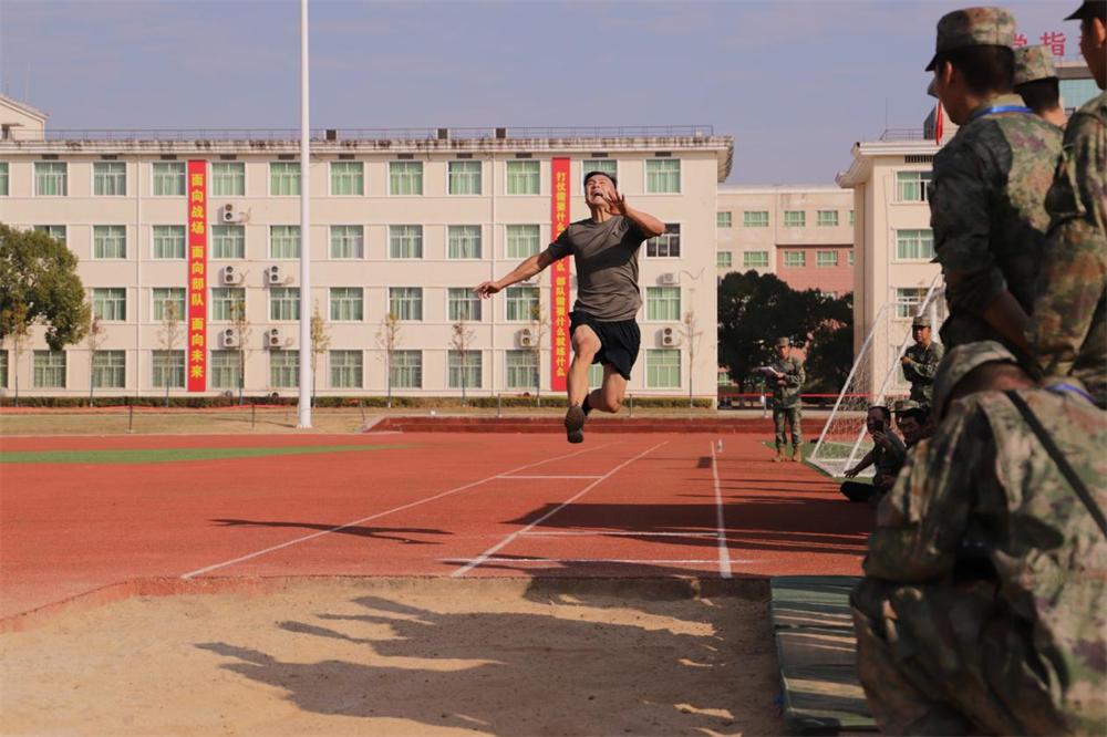战味十足铁血男儿勇争排头兵,战味十足直击新兵训练现场