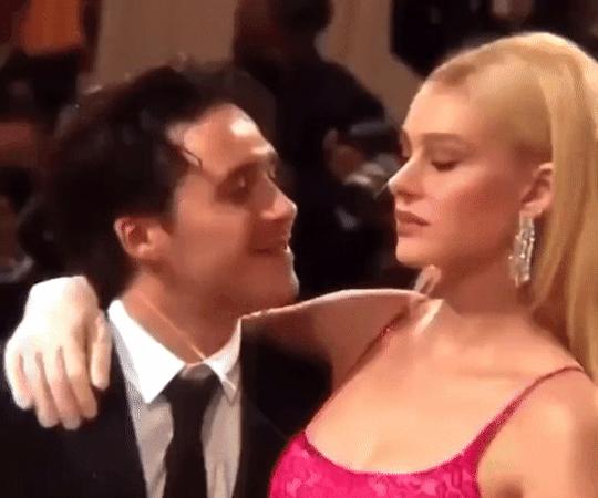 小贝儿子转行厨师被狂嘲！花60万请人炸鱼，网友怒骂关系户