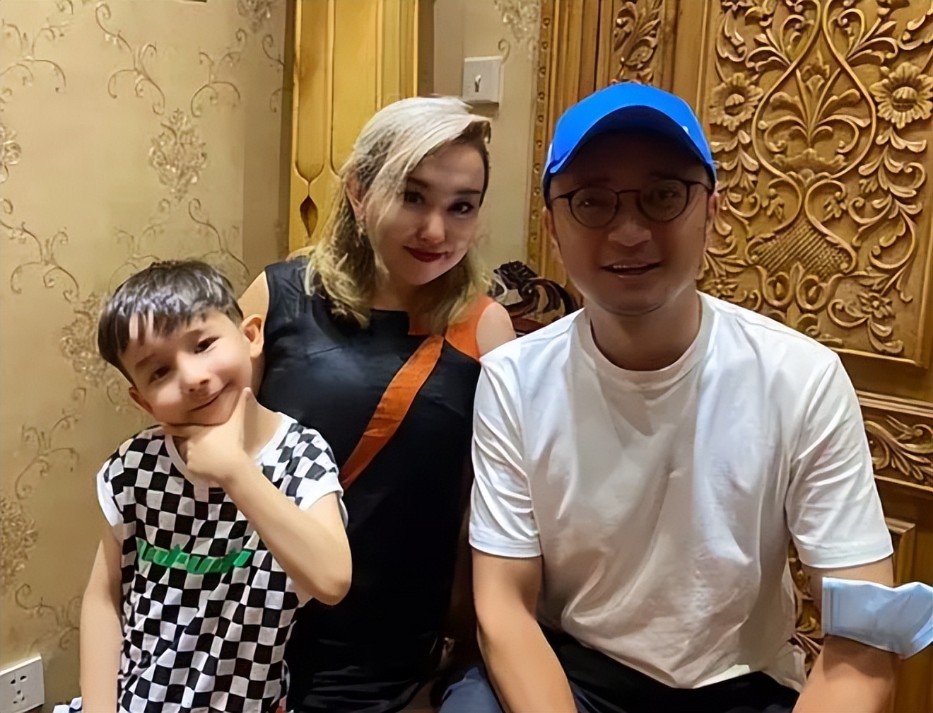 尼格买提隐婚多年的娇妻终于曝光,尼格买提与金发美女谈恋爱