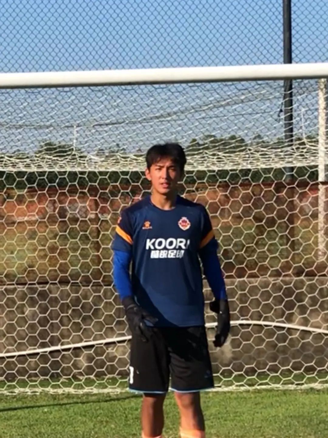 足球少年一路前行,足球少年逆风而行