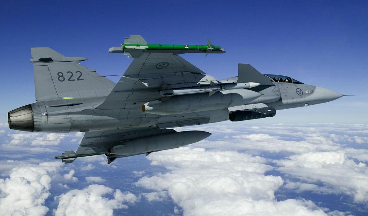 飞机每次下降必须把油放了吗,飞机放油都放哪去了会影响地面吗