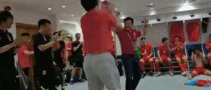 “早睡”的李铁，“睡不着”的陈戌源，站不起来的中国足球