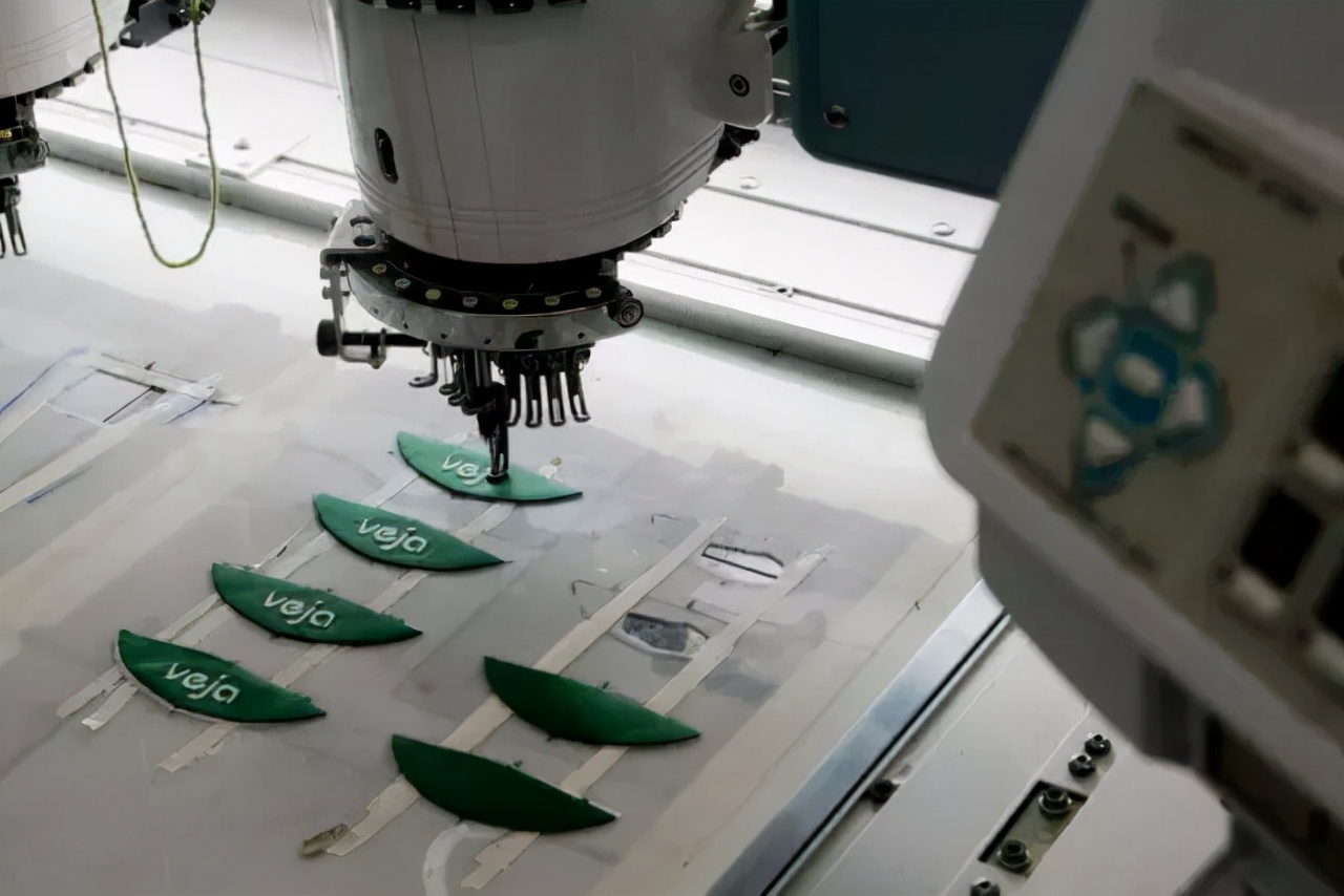 别再穿匡威了,别再穿烂大街的小白鞋了