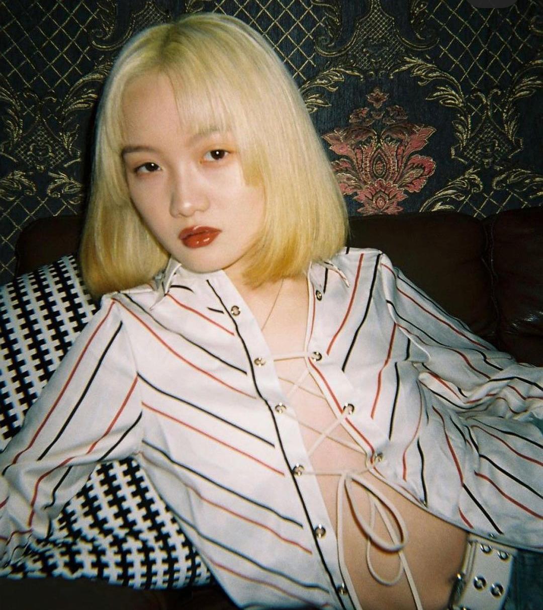 黄色短发男生,短发微潮色