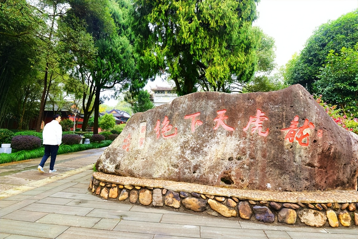 问道龙虎山，观“天下三绝”，“道教第一山”碧水丹霞入画来