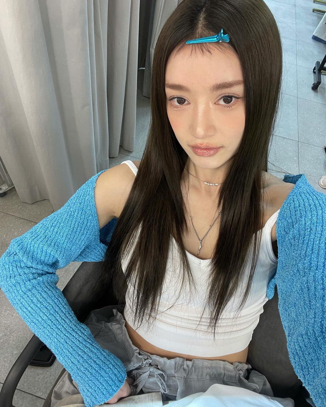 把头发都弄乱了,把头发稍微弄卷一点