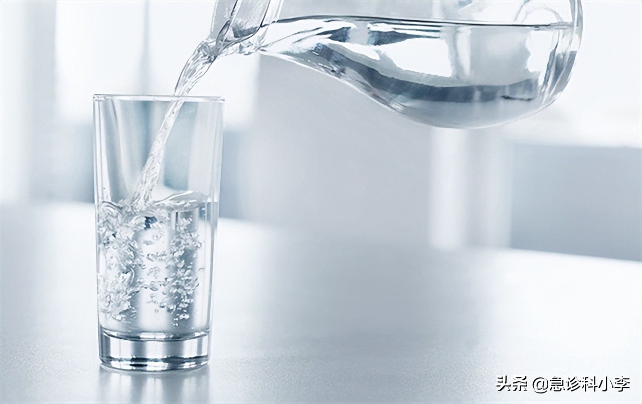 每天多喝水到底是养肾还是伤肾,喝水伤肾越深提醒正确饮水养肾