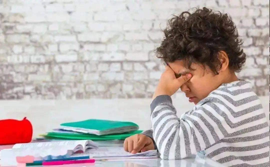 小孩子不写字父亲给他一个砖头,四岁女儿不愿意写字