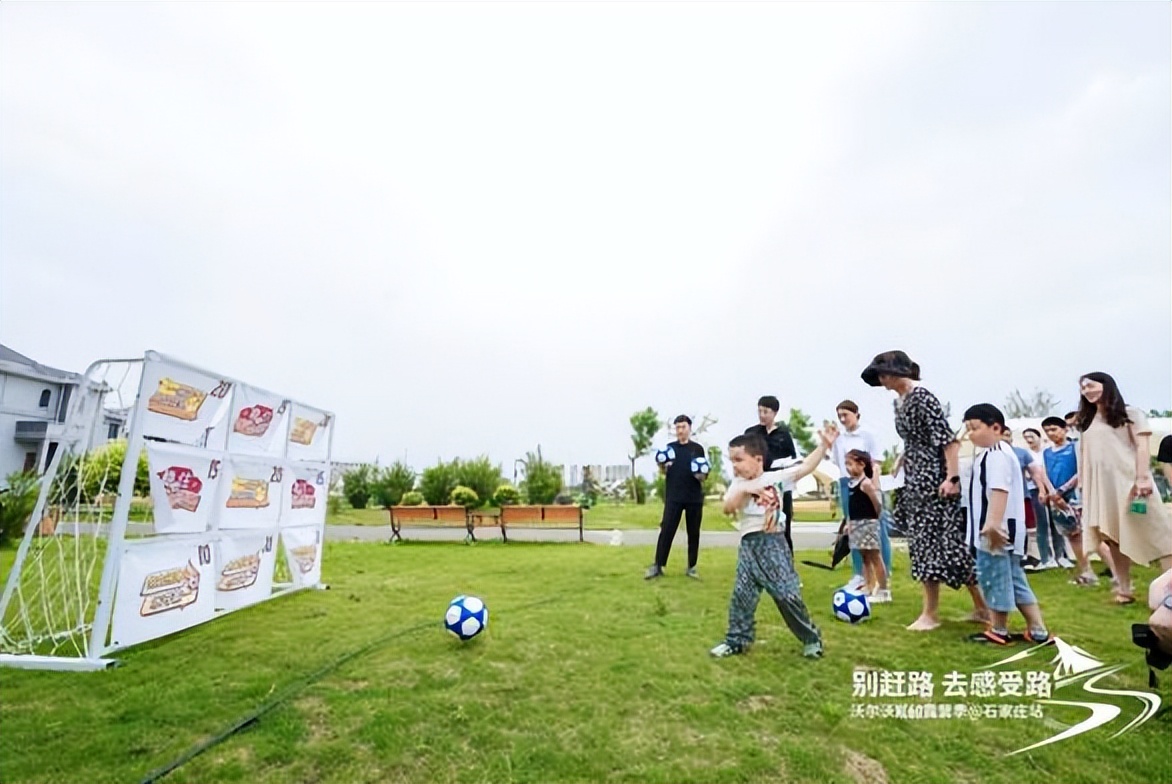 远离喧嚣享受短暂悠然自在的下午,沃尔沃v60露营睡觉