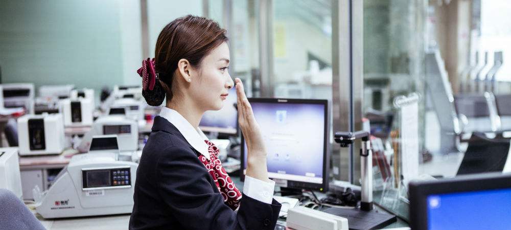 200万存款可以财务自由吗,200万存银行一个月利息多少