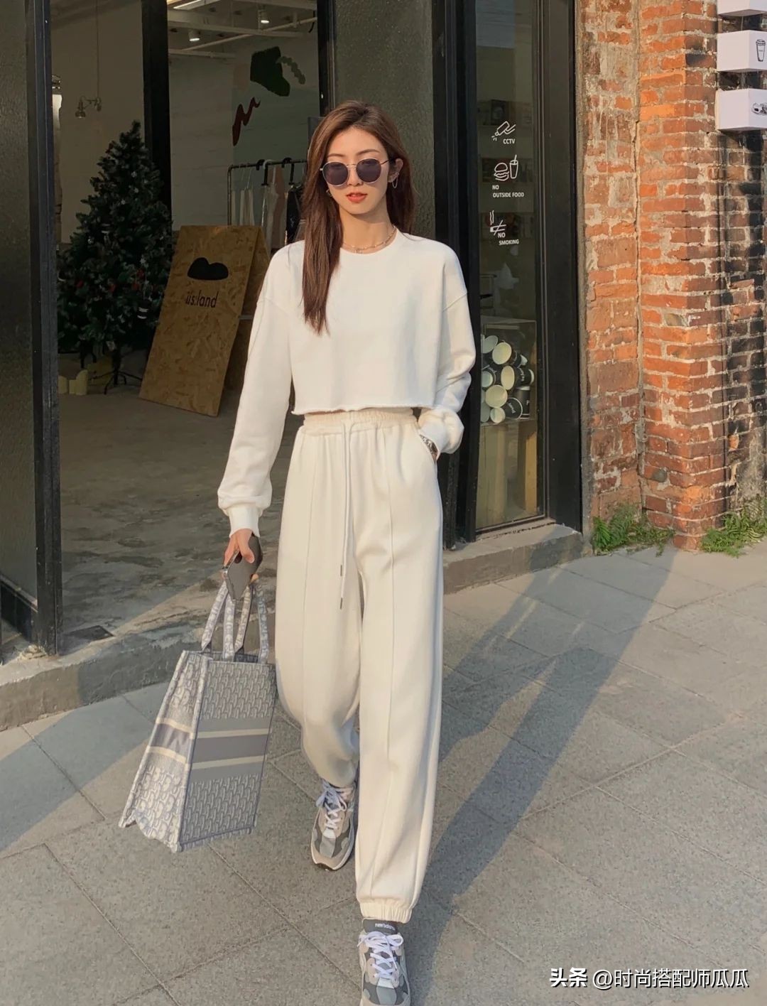 今年“运动裤”变的好时髦！混搭卫衣、西装，意外的洋气好看