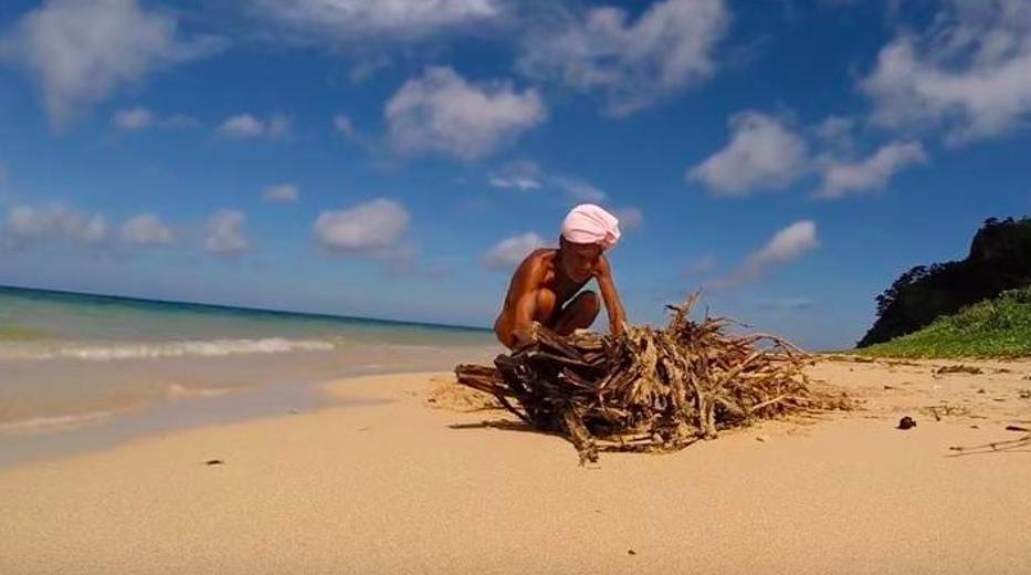 73岁日本大爷荒岛生活,日本老人裸居海岛