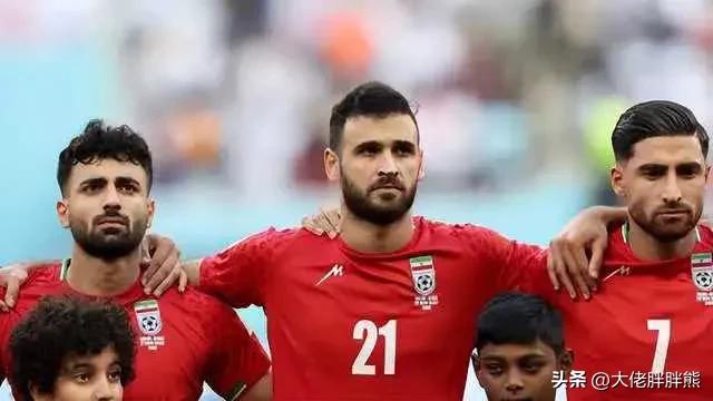 真的太可笑！伊朗足球队为支持国内女性争取自由，竟然拒绝唱*歌国**