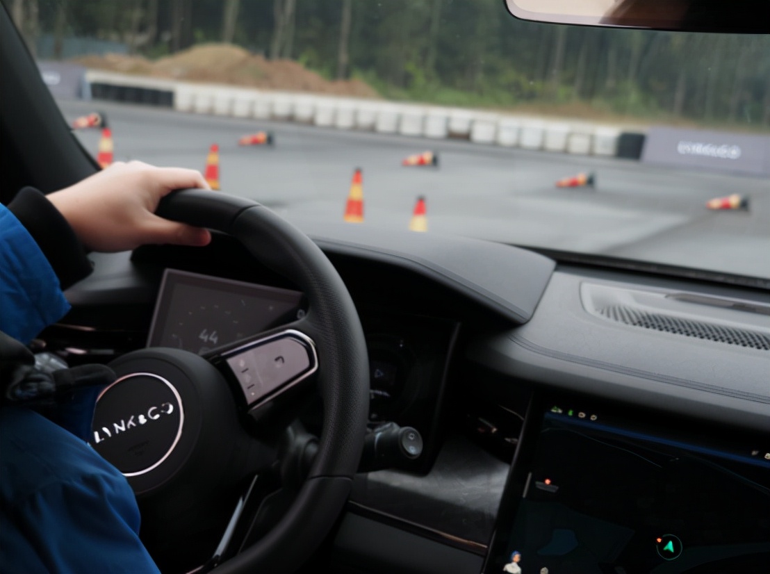 传祺gs8和领克09哪个发动机好,传祺gs8对比领克09