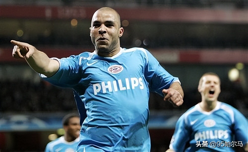 卡洛斯的外脚背射门经典,卡洛斯右脚进的任意球