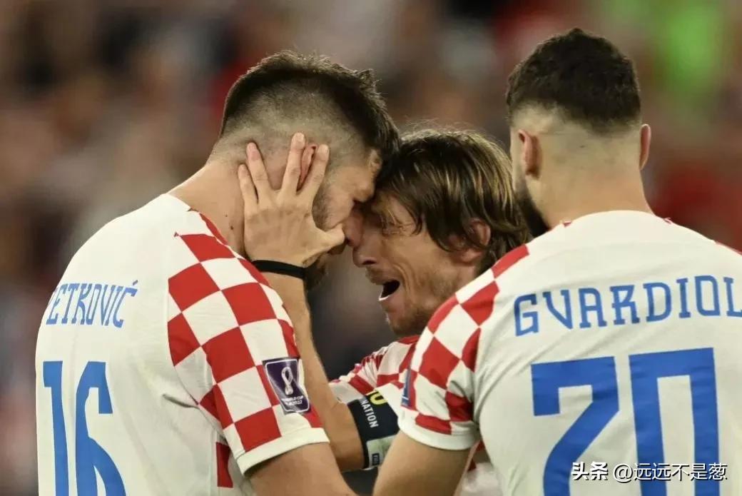 内马尔哭得最惨一次,内马尔抱膝痛哭克罗地亚安慰